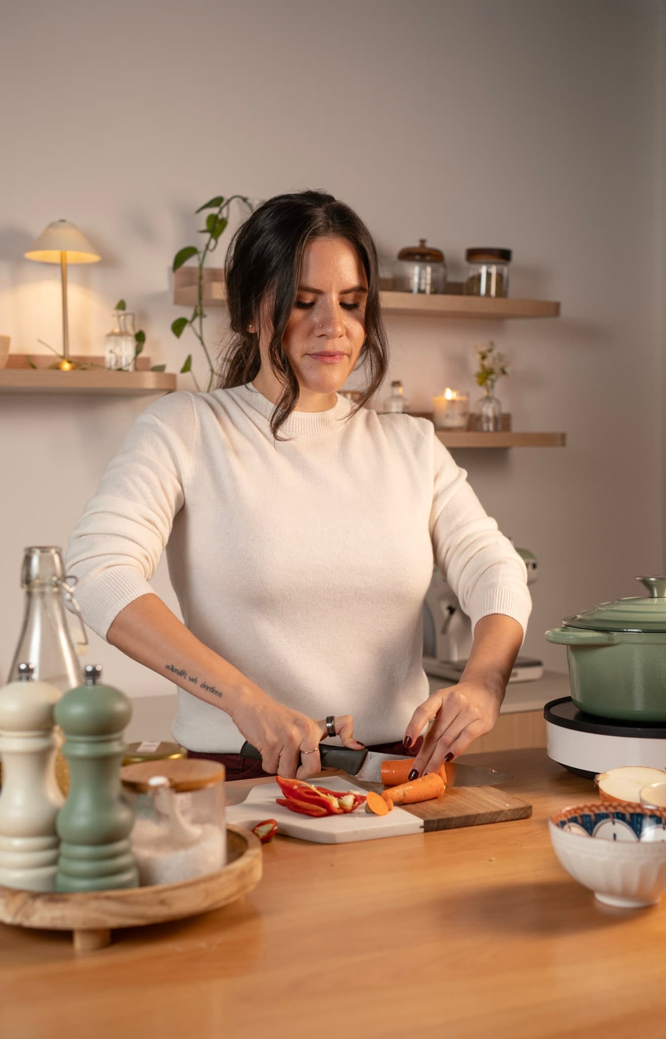 Alicia Basurto cortando verduras frescas en su cocina